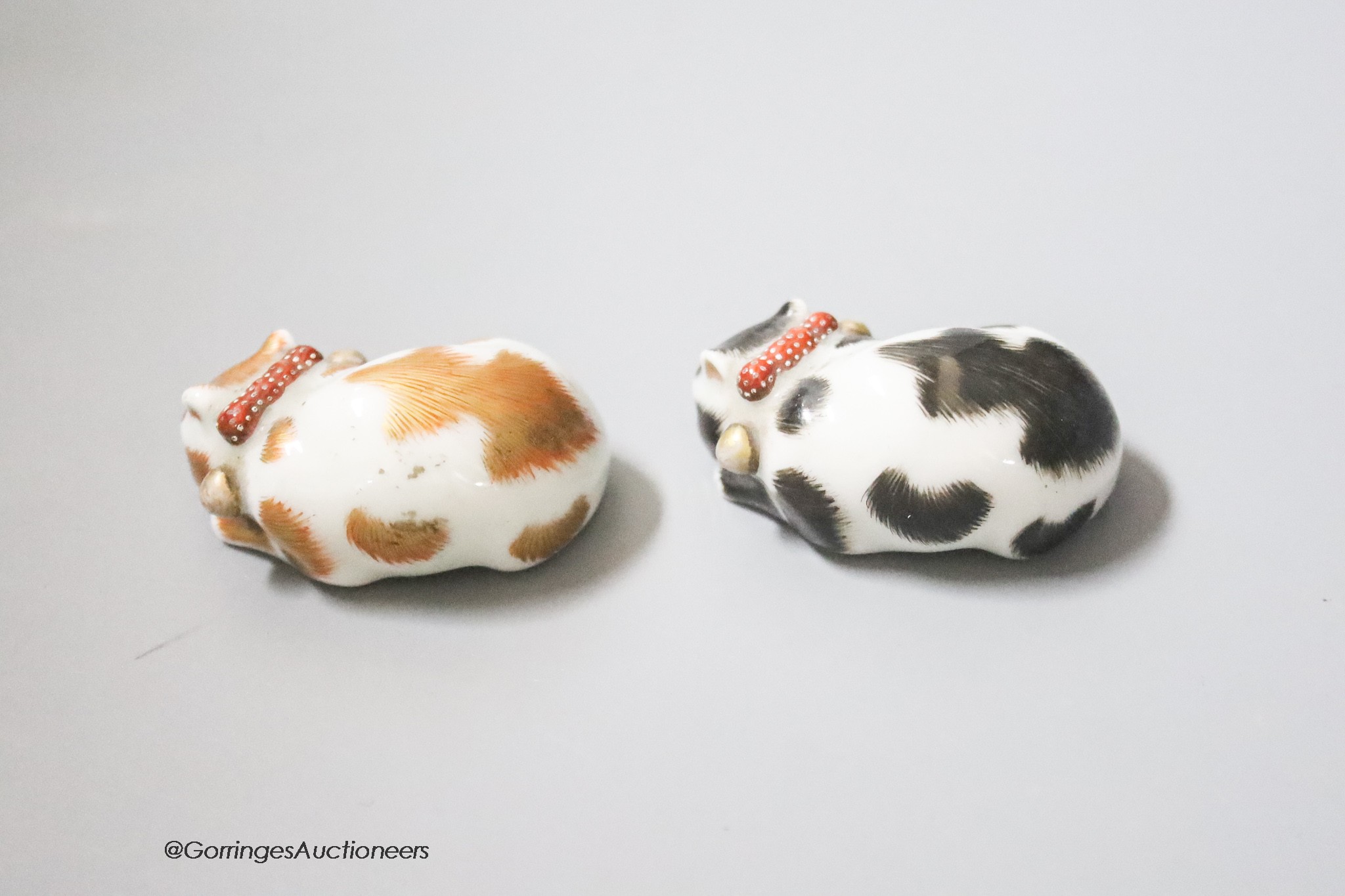 Two Kutani porcelain cat models, width 5cm